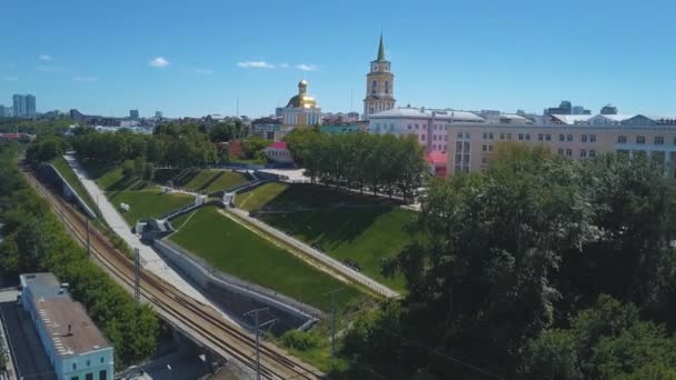 Madártávlatból. Nyári Nyizsnyij Novgorod történelmi templomokkal, parkkal és kék égbolttal — Stock videók