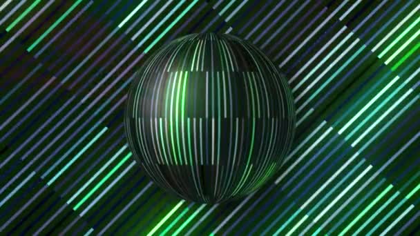 Gros plan d'une boule miroir disco réfléchissante colorée tournant lentement sur un fond rayé coloré. Motion. Balle miroir tournant sur fond noir, boucle transparente. — Video