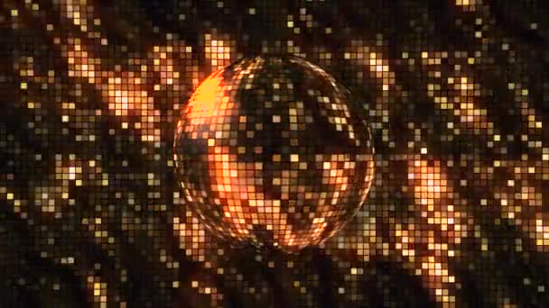 Абстрактный анимированный пиксельный фон с вращающимся золотистым свечением диско-шаром. Движение. Сфера, состоящая из кубиков кристаллов с сияющими полосами света и осколками кристаллов, вращающихся вокруг и — стоковое видео