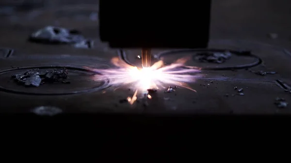 Découpe de métal au laser. Clip . Découpe du fer CNS avec un laser en production. — Photo