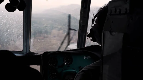 Η θέα από το ελικόπτερο. Κλιπ. Ο πιλότος ελέγχει το ελικόπτερο πάνω από ένα μεγάλο πράσινο δάσος σε ήρεμο καιρό . — Φωτογραφία Αρχείου