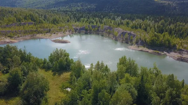 La vue depuis le drone. Clip. Belle vue d'été sur le lac bleu, les maisons, les montagnes et le ciel bleu. — Photo