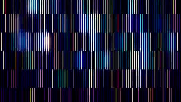 Mnohobarevné fialové a růžové svislé pruhy blikající na černém pozadí, bezešvé smyčky. Pohyb. Krátké úzké reflexní segmenty ze skla. — Stock video