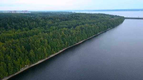 Ein riesiges Stück Meer von einer Drohne aus. Clip. Ein riesiges schwarzes Meer, wo man die Küste und den Wald sehen kann, eine Transportbrücke und ruhige Wolken. — Stockfoto
