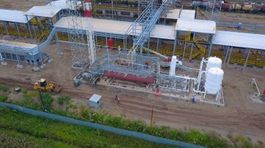 İş akışı. Şarjör. Ağır üretim fabrikasının insansız hava aracı görüntüsü