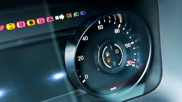 Detalle del tacómetro del coche con el aumento del valor de rpm. Escena. Primer plano del panel moderno con indicadores de combustión. — Foto de Stock