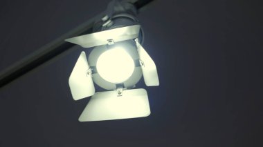 Fotoğraf stüdyosundaki tavan ışıkları demiryolu sisteminde. HDR. Gri tavan arkaplanında soğuk ışık olan siyah çorap..