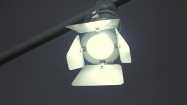 Fotoğraf stüdyosundaki tavan ışıkları demiryolu sisteminde. HDR. Gri tavan arkaplanında soğuk ışık olan siyah çorap..