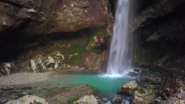 Горный водопад. Клип. Небольшой поток чистой воды, падающий на скалы в горах. — стоковое видео