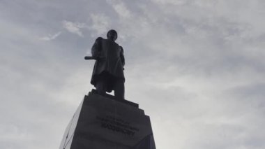 Pavel Nakhimov adına büyük bir bronz anıtın alt manzarası. Başla. Sanat ve tarih kavramı, ünlü kişinin anısına..