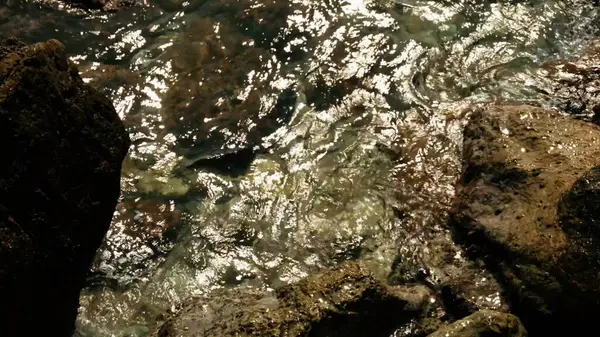 A margem do rio. Criativa. Água limpa do rio batendo contra as rochas na costa — Fotografia de Stock