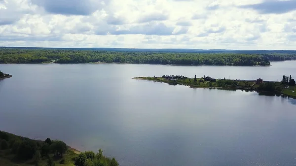 드론에서 본 풍경이야. 클립. 뒤에 보이는 거대하고 맑은 호수는 울창 한 푸른 숲 과 잔잔 한 하늘이다. — 스톡 사진