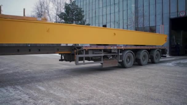 Un camión enorme. Clip. Un enorme camión amarillo está estacionado cerca del edificio — Vídeo de stock