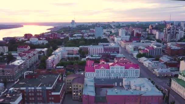 Der Blick aus der Drohne. Clip. Schöne Aussicht auf die Stadt mit dem Fluss und einer riesigen Anzahl von Häusern mit dem Himmel. — Stockvideo