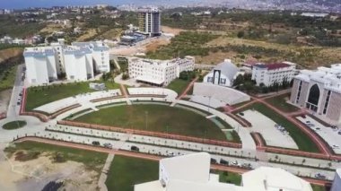 Güzel şehir manzarası. Şarjör. Harika bir yaz manzarası ve ağaçlı evler..