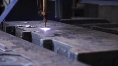 Lazerle metal kesmek. Şarjör. Kalın bir lazer ışını metali keser ve her şey parıldar..