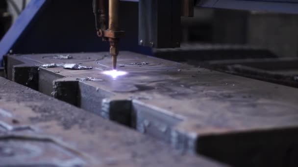 Metaal snijden met een laser. Een knip. Een dikke laserstraal snijdt metaal en alles glinstert. — Stockvideo