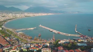 Okyanus manzarası çok güzel. Şarjör. Denizin üstünde, diğer güzel evlerle dolu büyük bir tatil yeri..