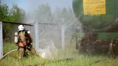 İş akışı. Şarjör. Üniformalı itfaiyeciler ekipmanları kontrol edin ve köpük ve su doldurun..