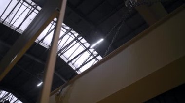 İş akışı. Şarjör. Ağır üretim fabrikasında büyük teçhizat.