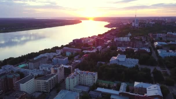 Krásný výhled z dronu. Klip. Město řeka nad západem slunce a velké městské domy — Stock video