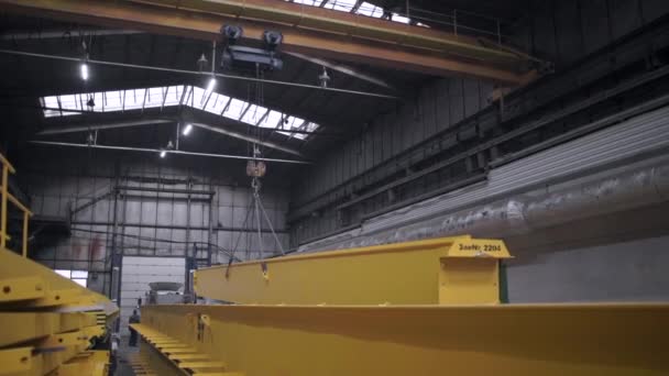 Flux de travail. Clip. D'énormes équipements à l'usine de production lourde. — Video