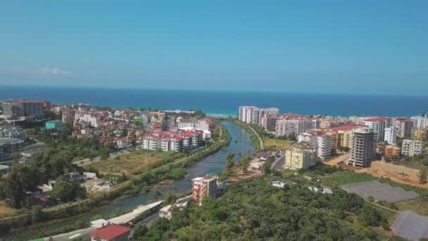 La vue depuis le drone. Clip. Vue sur l'océan bleu clair près de la zone de villégiature avec piscine et maisons . — Video