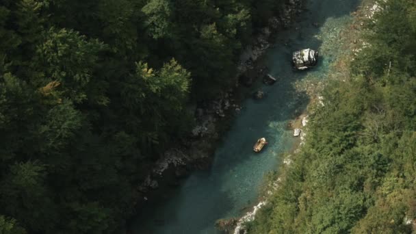 Vista dall'alto. Creativo. Vista dalla montagna su una piccola barca che naviga lungo il bosco su uno stretto fiume. — Video Stock