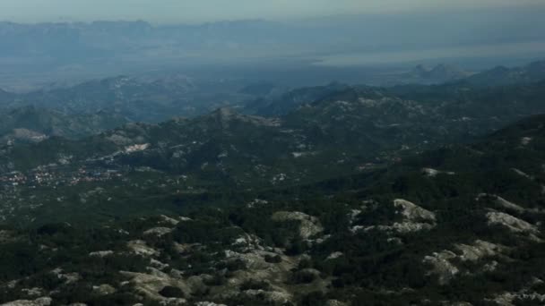 Grote groene bergen. Creatief. Een vogel-oog uitzicht van de hoge bergen met groene bomen en grijze lucht mist boven. — Stockvideo