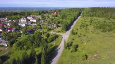Helikopterden manzara çok güzel. Şarjör. Şehir yakınlarında güzel yeşil bir yaz yolu, küçük konut binaları ve güzel bir orman manzarası, dağlar ve sisli tarlalar..