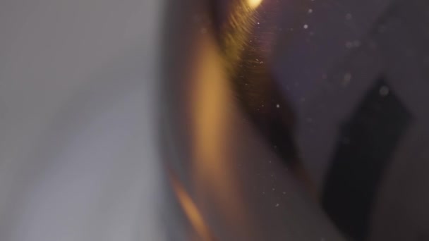 Extrema close-up de prata chaleira de aço inoxidável sobre fundo cinza borrado. Acção. Detalhes da nova chaleira elétrica girando lentamente, conceito de eletrodomésticos. — Vídeo de Stock