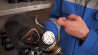 Gaz maskelerini kontrol ediyorum. Şarjör. Fabrikalardaki iş akışında yeni gaz maskelerinin test edilmesi