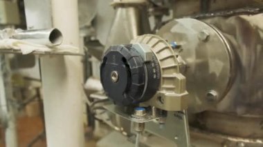 Çalışma ekipmanları. Şarjör. Fabrikadaki çalışan cihazın görüntüsü.