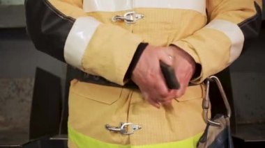 Çalışma ortamı. Şarjör. Erkekler yangın güvenliği eğitimi alıyorlar.