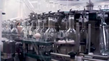 Cam şişeler ve içecekler için kompleks. Şarjör. Cam kaplar ve sıvılar üreten bir fabrikada makine..