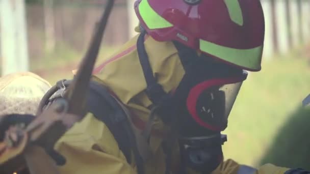 Je vérifie le masque à gaz. Clip. Un homme dans un masque à gaz respire de l'air toxique pendant le processus de travail avec l'aide de son partenaire. — Video