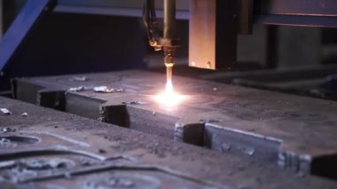 Metalden lazer plazma kesimi. Şarjör. Metalurji fabrikasında renkli üretim süreci .