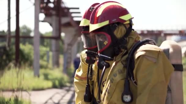 Flujo de trabajo. Una máscara de gas. Clip. Hombres con máscaras antigás en el entorno laboral . — Vídeo de stock