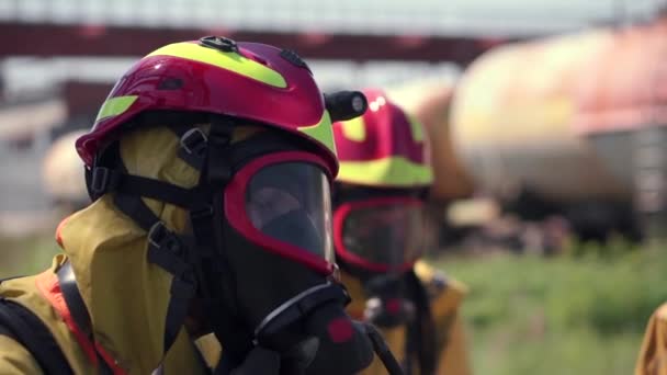 Momento de trabajo. Clip. La gente realiza trabajos en máscaras de gas con explosivos peligrosos y humo — Vídeo de stock