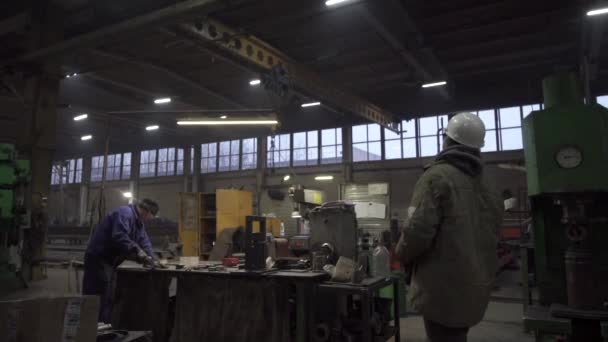 Fabriek. Productie. Een knip. De workflow in de fabriek waar de baas de productie controleert — Stockvideo