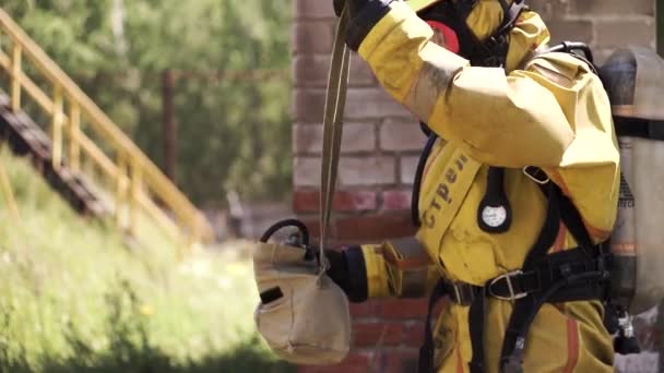 Flujo de trabajo. Una máscara de gas. Clip. Hombres con máscaras antigás en el entorno laboral . — Vídeo de stock