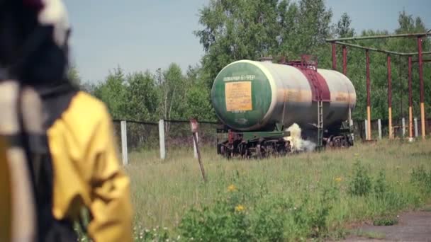 Momento de trabajo. Clip. La gente realiza trabajos en máscaras de gas con explosivos peligrosos y humo — Vídeos de Stock
