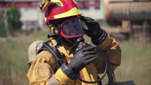 Lavora con una maschera antigas. Clip. Momento di lavoro nella zona pericolosa in un abito speciale — Video Stock