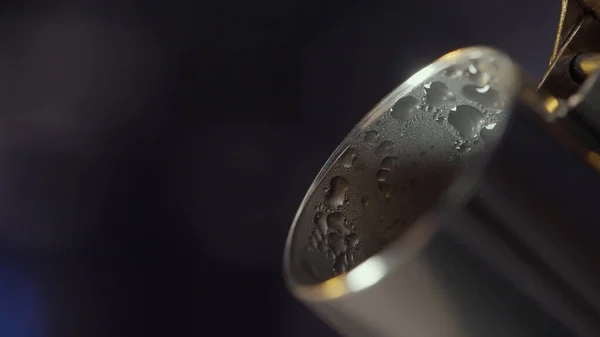 Extremo close-up de bico de chaleira de aço com gotas de água em sua superfície. Acção. Vapor vindo do bico de chaleira no fundo embaçado. — Fotografia de Stock