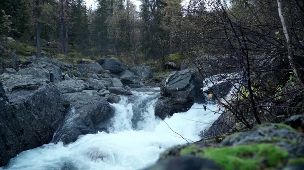 Un énorme jet d'eau. Clip. Eau froide claire battant contre d'énormes pierres grises . — Photo