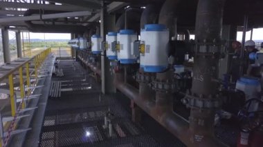 Sanayi bölgesinin manzarası. Şarjör. Ağır üretim için büyük metal konteynırlar ve ekipmanlar .