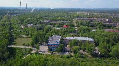 Kuş bakışı görüş. Şarjör. Etrafında evleri, sanayisi, yolları, parkları ve yeşil ağaçları olan küçük bir köy..