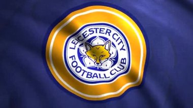 İngiltere 'deki futbol kulüplerinin bayrakları. Hareket. Büyük Britanya 'nın güzel futbol takımlarının bayraklarını sallıyorlar. Leicester 'da futbol kulübü logosu olan bir bayrak.