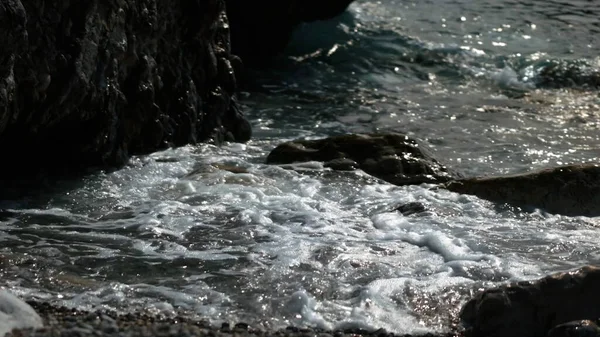 Η γαλάζια θάλασσα από ύψος. Δημιουργικό. θυελλώδη κύματα που χτυπούν σε μεγάλους βράχους — Φωτογραφία Αρχείου