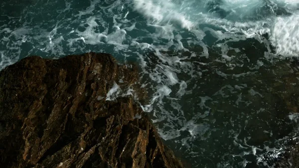 O mar azul de uma altura. Criativa. Ondas tempestuosas que batem contra grandes rochas — Fotografia de Stock